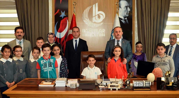 Belediye başkan koltuklarına çocuklar oturdu...