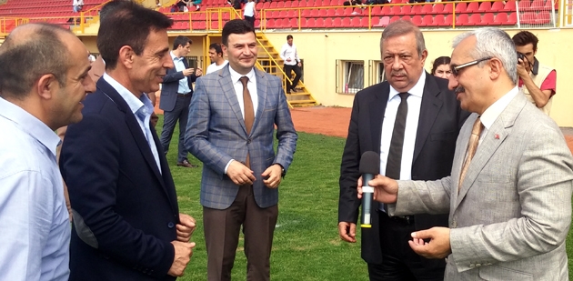 Kupalarını gururla havaya kaldırdılar…