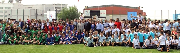 Kupalarını gururla havaya kaldırdılar…