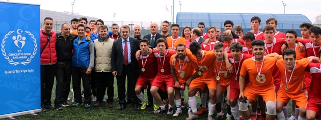Bakırköy’de genç erkekler futbol finali nefes kesti
