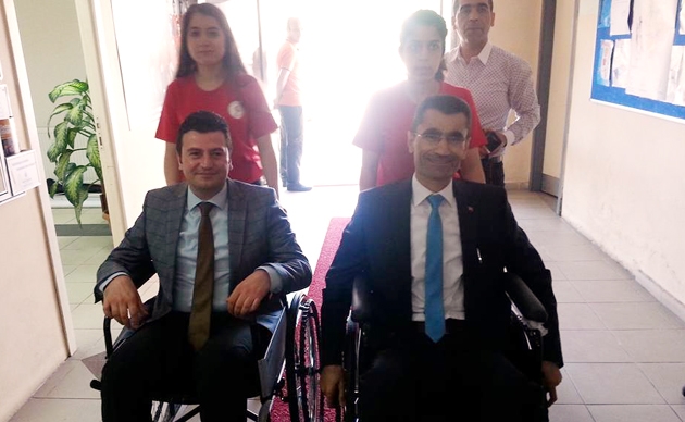 Bahçelievler protokolü tekerlekli sandalyeye oturdu