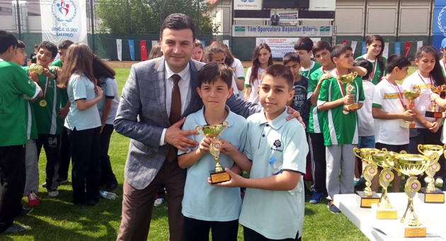 Kupalarını gururla havaya kaldırdılar…