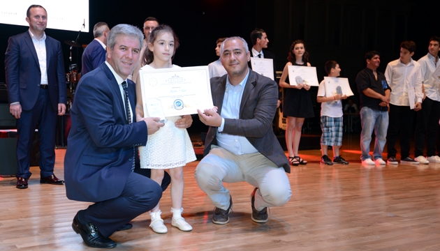 ERA Kolejleri, muhteşem yılsonu etkiliğiyle yüzlerce mezun verdi