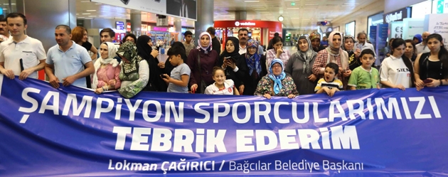 Engelli şampiyonlar çiçeklerle karşılandı