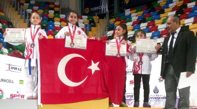 İhlas Koleji sporcusu Elif Şişmanoğlu'ndan büyük başarı 