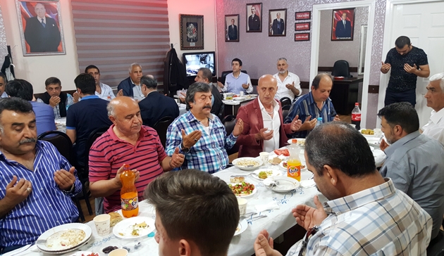 İş adamı Cuma Çifcibaşı, iftarda arkadaşlarıyla buluştu