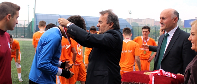 Bakırköy’de genç erkekler futbol finali nefes kesti