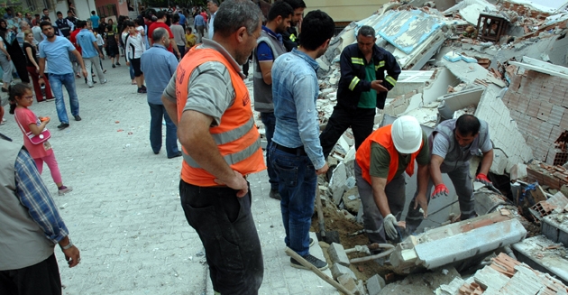 Bahçelievler’de temeli kayan bina çöktü