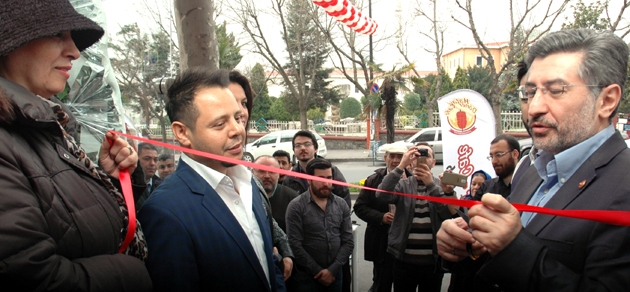 Başkan Mevlid Uyan, önce müşterilere sordu, sonra kurdeleyi kesti