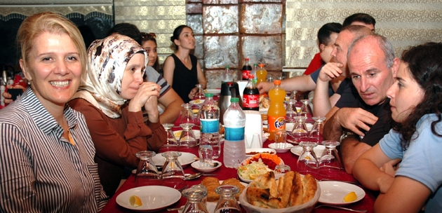 Hakan Bahadır dostlarıyla iftar yaptı