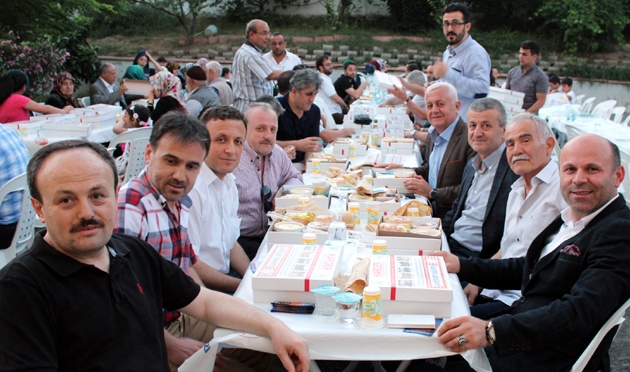 KARDER’den Bin 500 kişilik dev iftar sofrası…