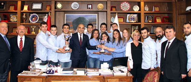 Atasporlu yüzücüler kupalarını Başkan Kerimoğlu’na getirdi