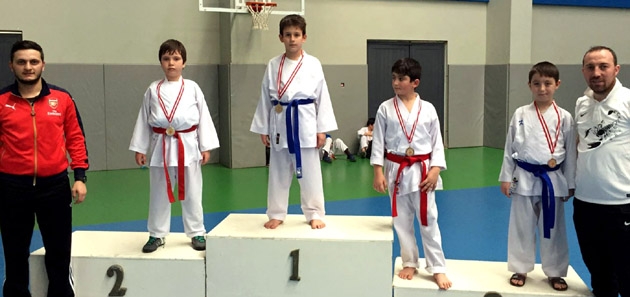 İhlas Koleji’nin karatecileri madalyaları topladı