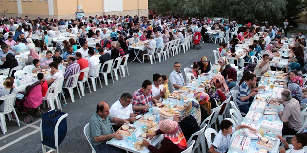 KARDER’den Bin 500 kişilik dev iftar sofrası…