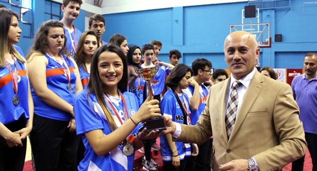 Bakırköy’ün liseli gençleri kupa heyecanı yaşadı