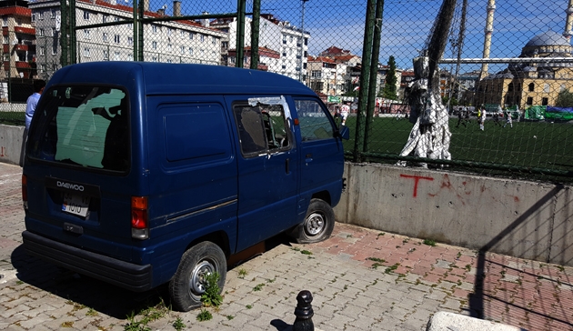 Bahçelievler’de kaderine terk edilmiş hurda araçlar tedirgin ediyor...