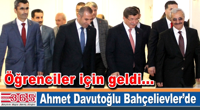 Eski Başbakan Ahmet Davutoğlu öğrencilerle buluştu