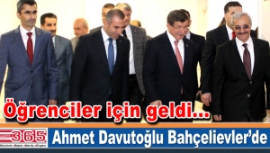 Eski Başbakan Ahmet Davutoğlu öğrencilerle buluştu