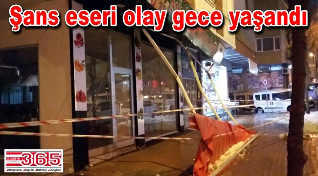 Güngören’de bir dükkanın tentesine çatıdan buz kütlesi düştü…