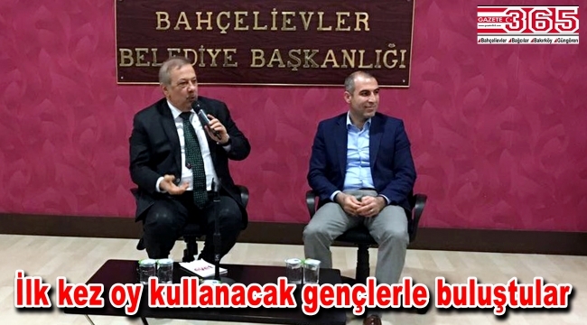 'Bahçelievlerli gençler' referandum öncesi seminer düzenledi