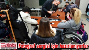 Engelli kursiyerler fotoğrafçılığın inceliklerini öğreniyor