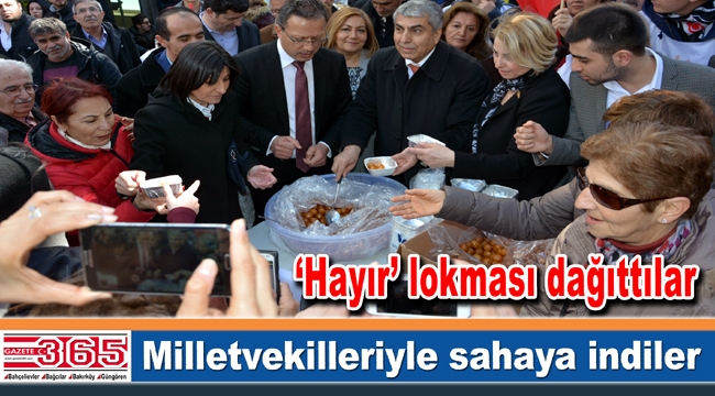 CHP milletvekilleri ve il başkanı Bahçelievler halkıyla buluştu