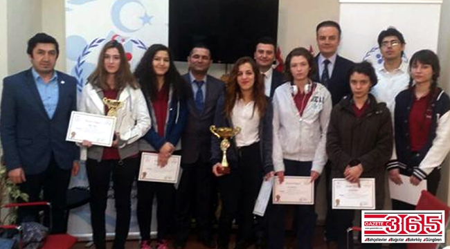 Satranç şampiyonu gençler sevinçlerini spor ilçe müdürüyle paylaştı