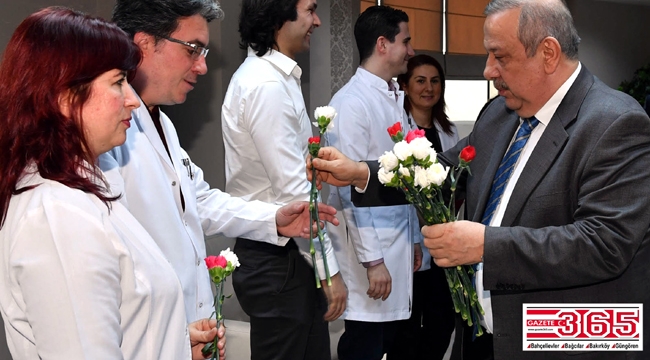 Tıp Bayramı nedeniyle sağlık personeline karanfil dağıttılar