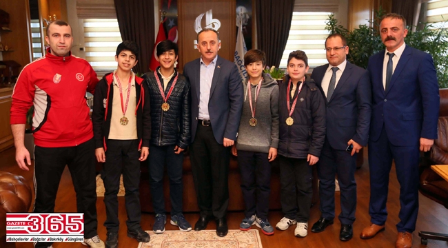 Badminton şampiyonları Başkan Çağırıcı’yı ziyaret etti