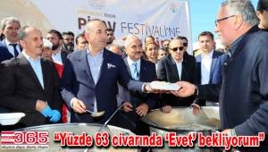 Bakan Çavuşoğlu, Bağcılar'daki festivalde pilav dağıttı