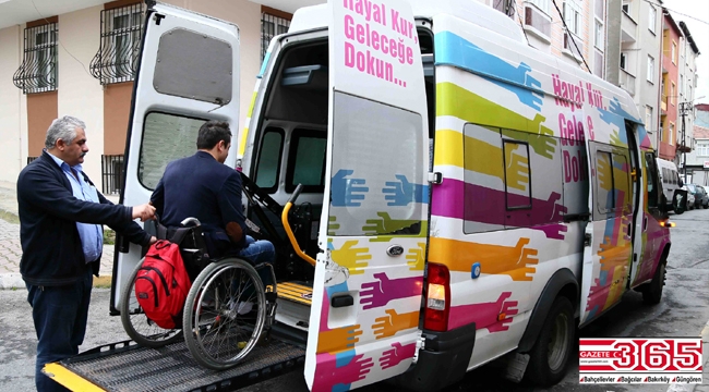 Engelli seçmenler asansörlü araçlarla oy verecekleri okullara taşınacak 
