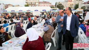 Bağcılar'da 5 Bin kişi aynı iftar sofrasında buluştu, dualarla ilk orucunu açtı