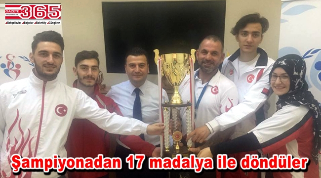 Bahçelievlerli şampiyon kickbokscular ilçe spor müdürünü ziyaret etti