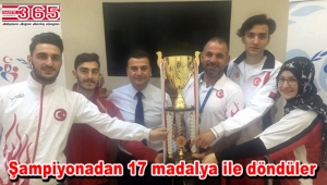 Bahçelievlerli şampiyon kickbokscular ilçe spor müdürünü ziyaret etti