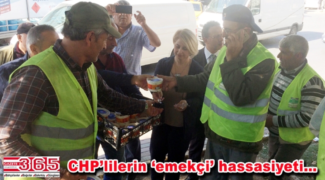 CHP Bahçelievler Kadın Kolu üyeleri halka aşure dağıttı