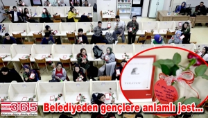 Sevgililer Günü nedeniyle kütüphaneyi gül bahçesine çevirdiler