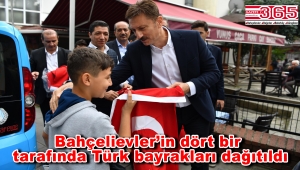Bahçelievler’de Barış Pınarı Harekatı’na destek için Türk bayrağı dağıtıldı