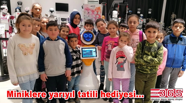 Bağcılarlı başarılı minik öğrenciler robotlarla unutulmaz bir gün geçirdi