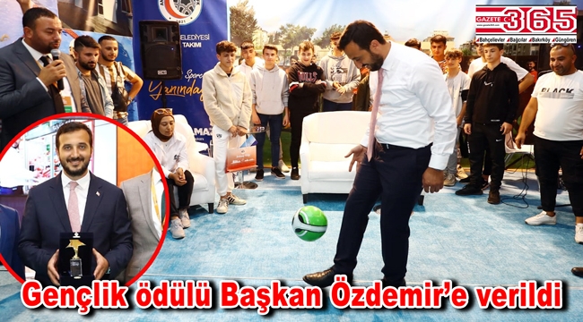 Bağcılar Belediye Başkanı Abdullah Özdemir’e ‘Gençlik Ödülü’