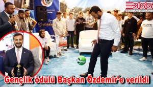 Bağcılar Belediye Başkanı Abdullah Özdemir’e ‘Gençlik Ödülü’