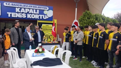 Şampiyon Yenibosnaspor U17 takımı kupasını aldı