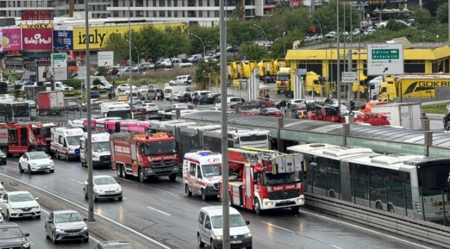 Beylikdüzü'nde iki metrobüs çarpıştı: 1 yolcu hayatını kaybetti, 40 yaralı var