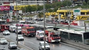 Beylikdüzü'nde iki metrobüs çarpıştı: 1 yolcu hayatını kaybetti, 40 yaralı var