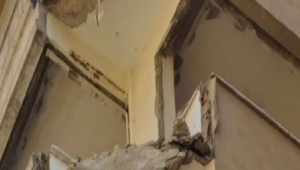 Boşaltılan binanın balkonu çöktü, 1 kişi yaralandı