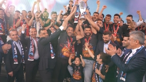 Şampiyon Mardin 1969 Spor kupasını aldı