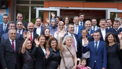 Milli Eğitim Bakanı Yusuf Tekin, Bahçelievler'de karne dağıttı