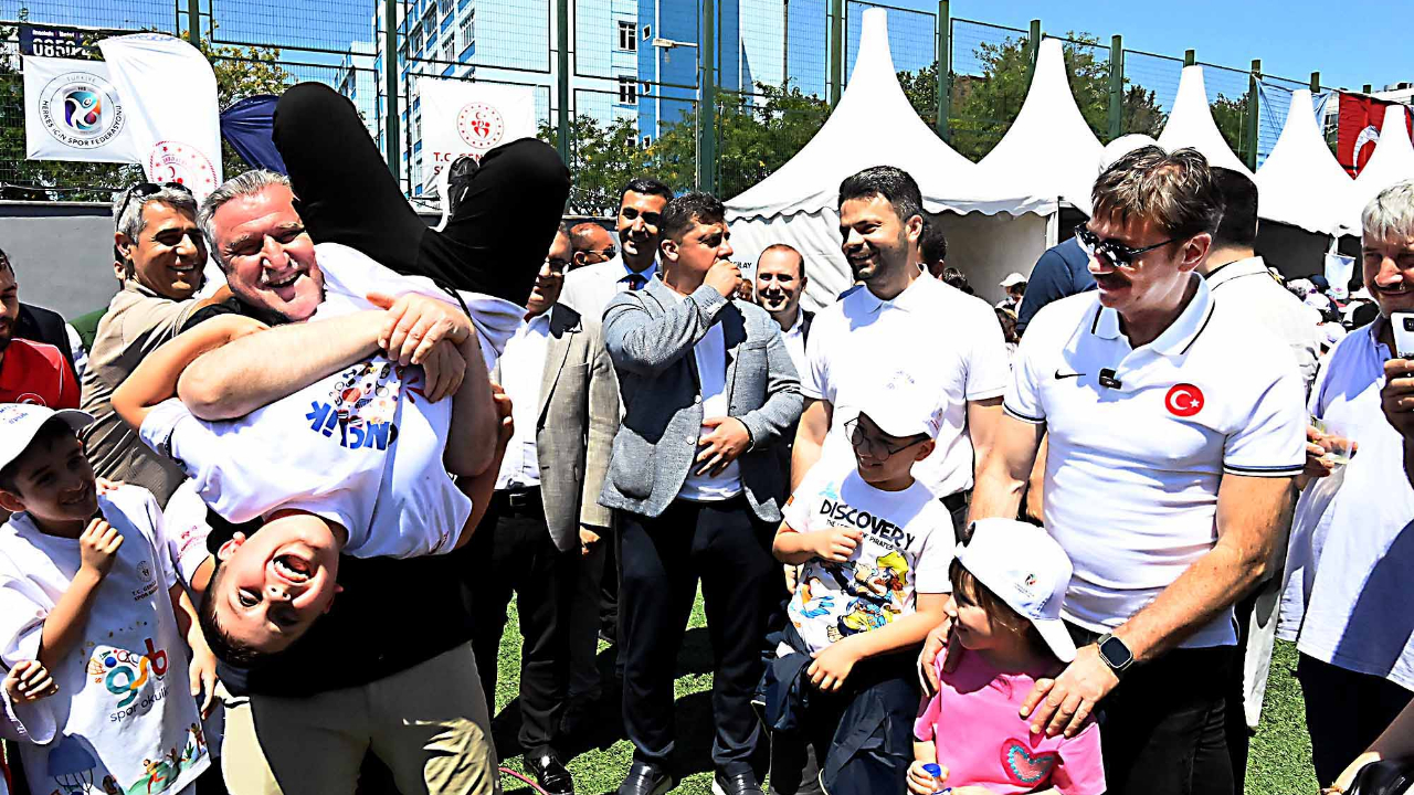 Gençlik ve Spor Bakanı Osman Aşkın Bak, Bahçelievler’de GSB Spor Okulları startını verdi