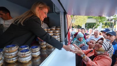 Başkan Ovalıoğlu, aşureyi önce kaynattı, sonra dağıttı