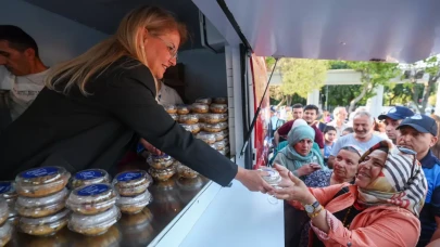 Başkan Ovalıoğlu, hem aşure kaynattı, hem dağıttı