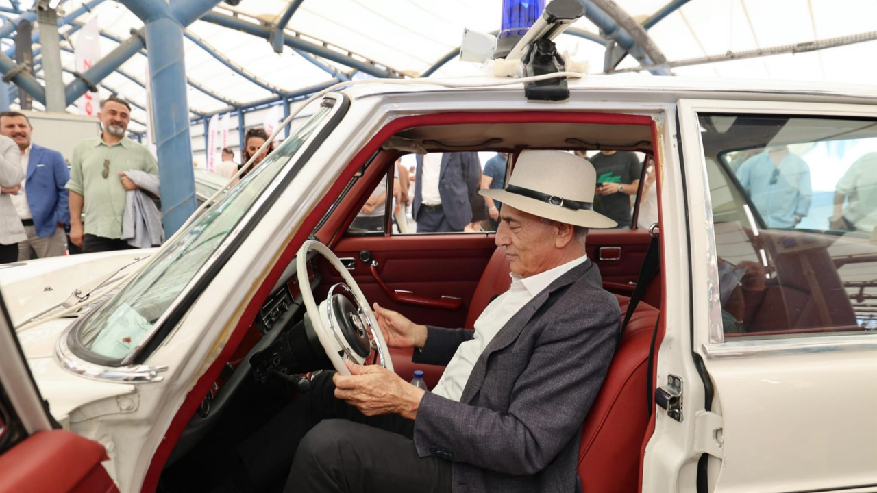 Küçükçekmece'de Klasik Otomobiller geçidi